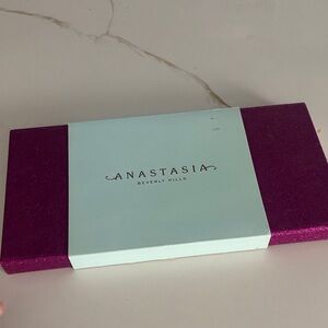 Anastasia Beverly Hills Palette - Mint Center with Sparkling Magenta Sides